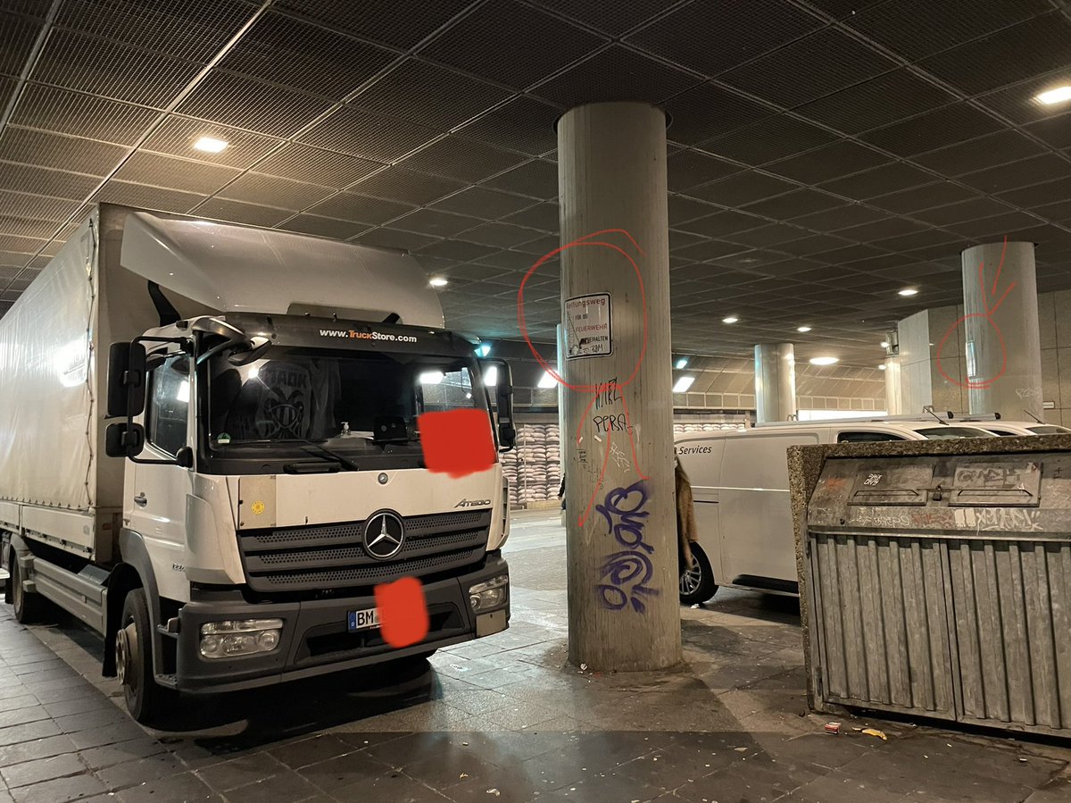 SebSoko's tweet image. Warum sind Feuerwehrzufahrten und Rettungswege am @DB_Bahn hof
in @Duesseldorf eigentlich jeden Tag so wenig wert? Alles Lieferfahrzeuge oder KFZ mit Bahnkennzeichen.