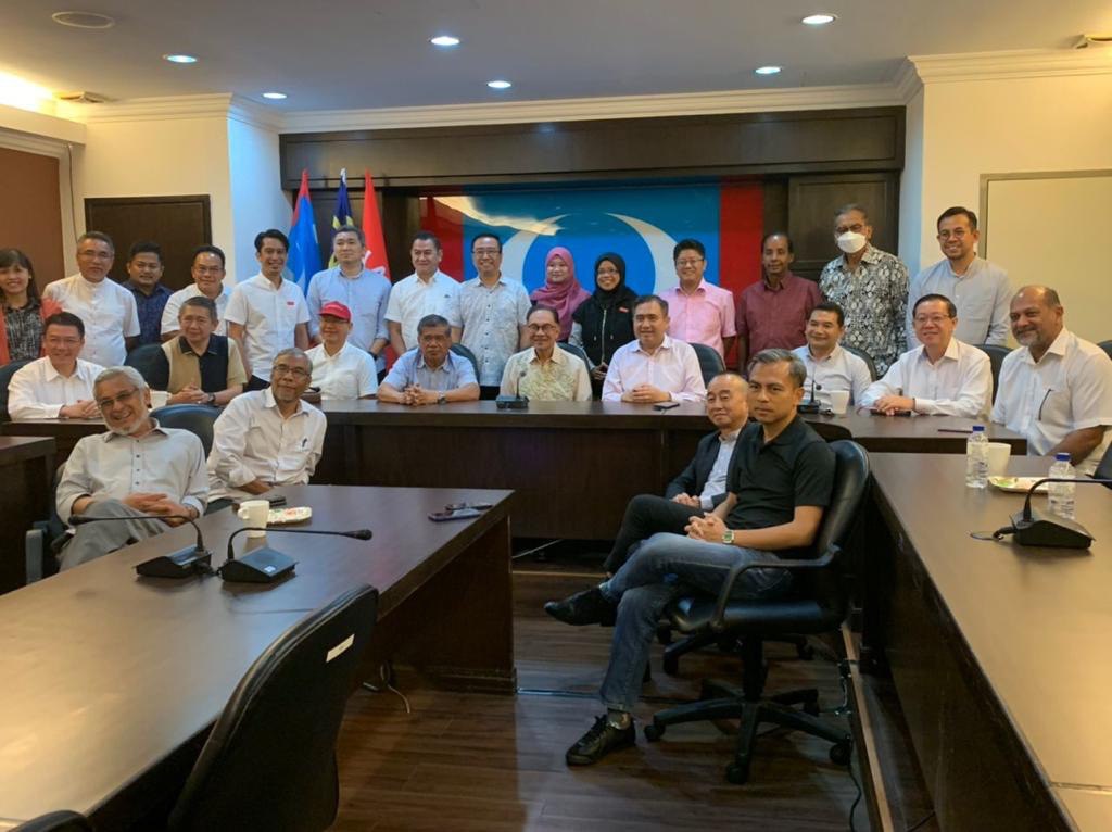 ewonbenedick1's tweet photo. Bersama pimpinan UPKO menghadiri mesyuarat Majlis Presiden Pakatan Harapan.

Together We Can!
Bersama Kita Boleh!

#TerusCemerlang https://t.co/nhQ3RMOevt