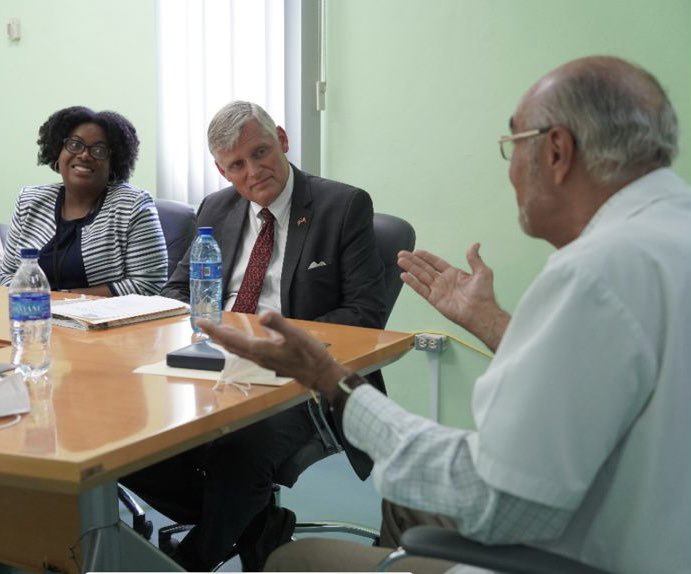 CDCHaiti's tweet photo. Nous voulons remercier l’équipe du #GHESKIO et Dr. Bill Pape de nous accueillir la dernière semaine. Leur travail dans la système de la santé publique et contre le choléra est vraiment formidable! @USEmbassyHaiti @CDCGlobal https://t.co/dVEkYMBOAC