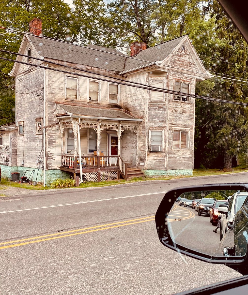 Far from home &amp; stuck in traffic next to this #abandoned #house with #creepy vibes! How does it make you feel? Do you sense anything? Is it #haunted ?