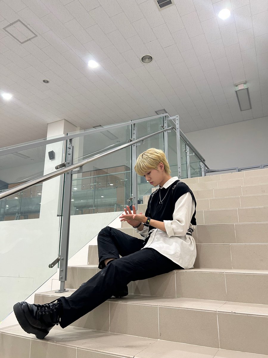aplus_bigdipper's tweet photo. [#민후]

오늘도 수고했어요 !! 
모두 낼 하루도 화이팅해요 ! 💙
오랜만에 온 다리 이메다 민후- 

#THEBIGDIPPER #더빅디퍼 #MINHOO https://t.co/ycSnYzt2rz