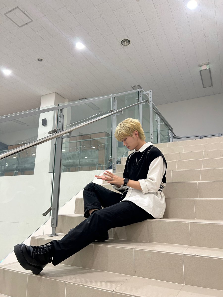 aplus_bigdipper's tweet photo. [#민후]

오늘도 수고했어요 !! 
모두 낼 하루도 화이팅해요 ! 💙
오랜만에 온 다리 이메다 민후- 

#THEBIGDIPPER #더빅디퍼 #MINHOO https://t.co/ycSnYzt2rz