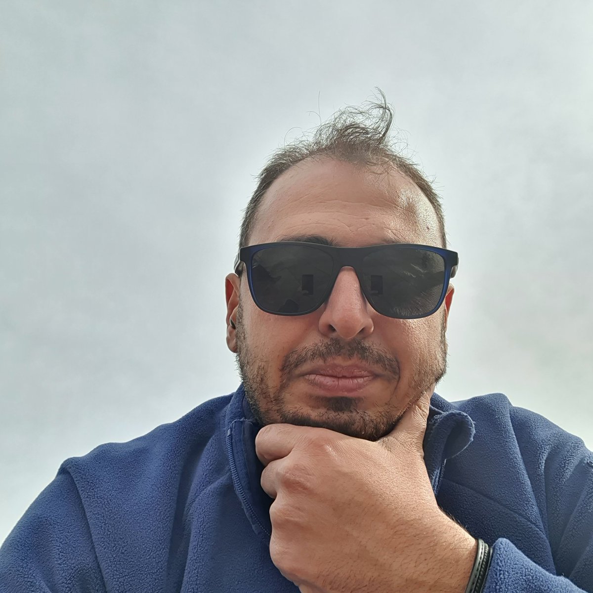 Her doğan şafak ömüre bir çentik daha atarken, yüzümdeki terli coğrafyam onsekizime nasıl döner usta?