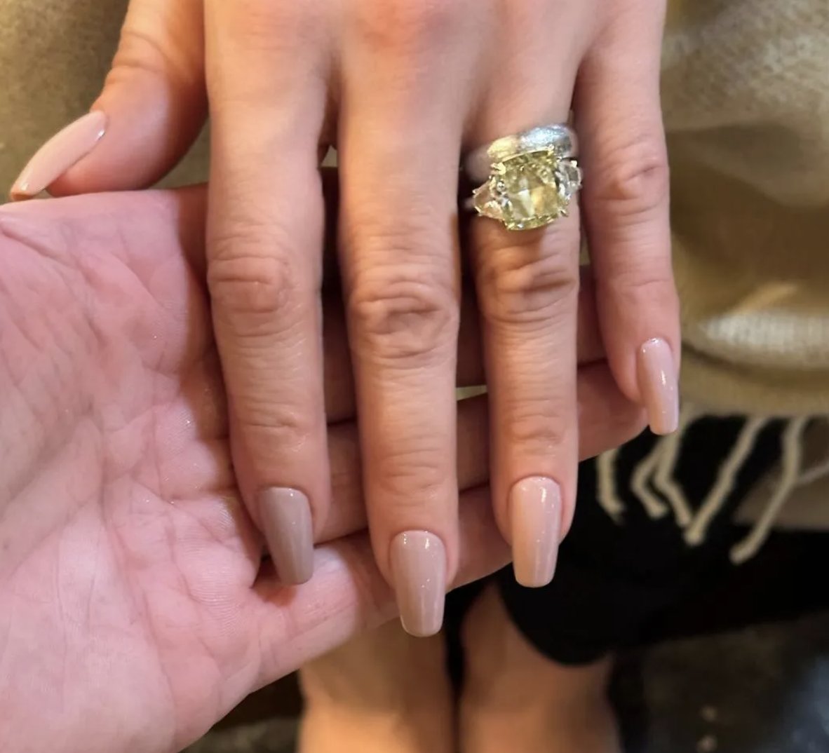 BritishVogue's tweet photo. Sometimes the most sumptuous looks are also the simplest, take it from JLo. https://t.co/qNbSuktNGP https://t.co/momb0OlEhM
