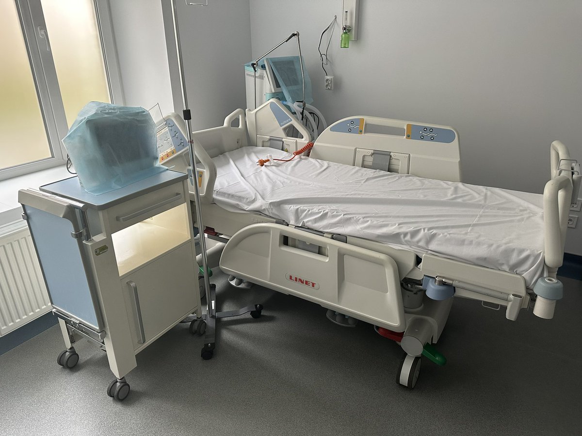 Společnost Linet ve spolupráci s <a href="/mzvcr/">Ministerstvo zahraničních věcí</a> a Generálním konzulátem ve Lvově darovala 15 postelí na jednotky intenzivní péče ve Lvovské městské nemocnici v hodnotě téměř 300 tis. EUR! Dorazili v pátek a dnes již na většině z nich leželi pacienti 🏨. #StandWithUkraine