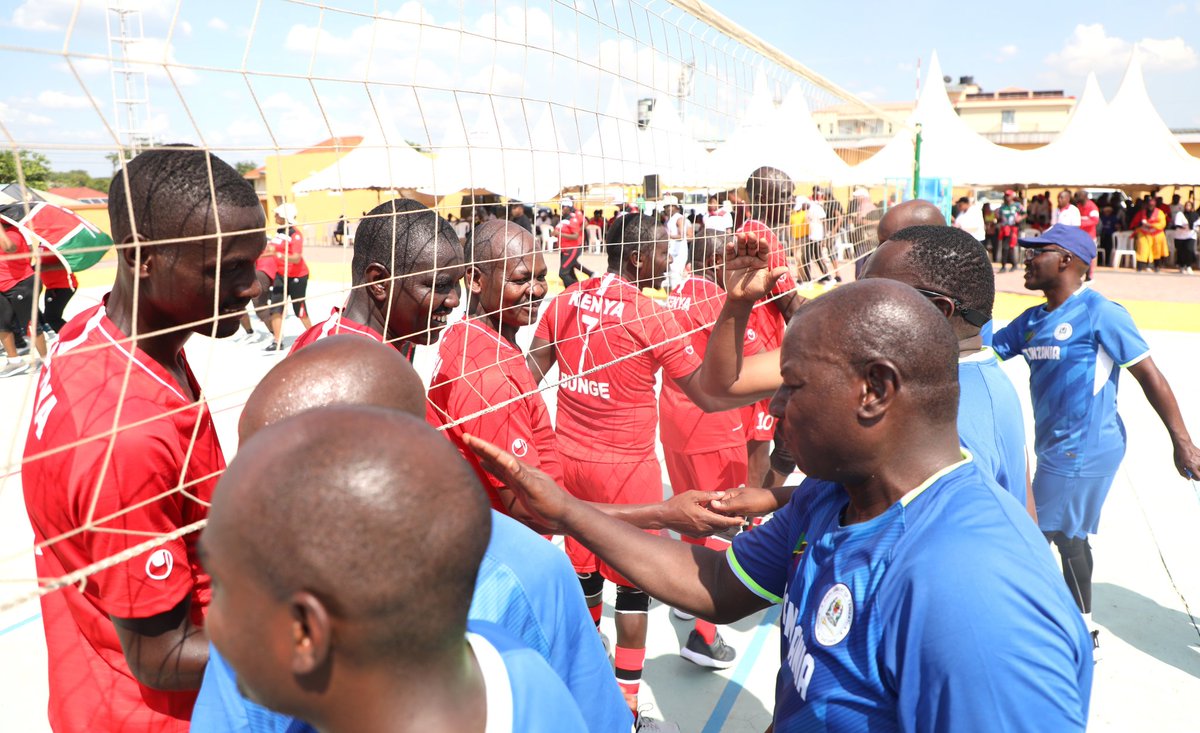 bunge_tz's tweet photo. Timu ya Mpira wa Wavu (Volleyball) ya Wanaume ya Bunge Sports Club yafungwa seti 3 - 0 na timu ya Kenya, katika Mashindano ya 12 ya Mabunge ya Jumuiya ya Afrika Mashariki yanayoendelea leo tarehe 28 Novemba, 2022 Jijini Juba Nchini Sudan Kusini. https://t.co/GUBRrMKy1B