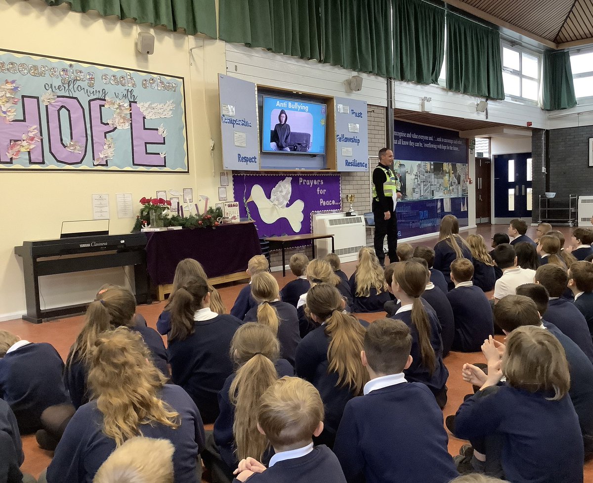 MrsCyear5's tweet photo. Important message being shared by PCSO Neil with Years 5 and 6, about bullying and how to prevent or counter it #antibullying @StThomasBoston @teachercmorris @Mrskshepherd https://t.co/QD5tAPQ375