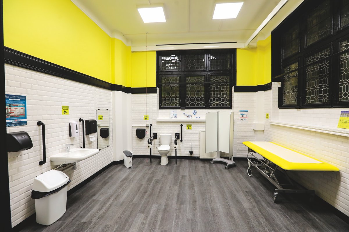 🚻 Sur la Ville de Noël, bénéficiez de 3 toilettes publiques 
🚾 Les toilettes
📍 À l'hôtel de Ville
📍 Place d'Ipswich
📍 Au Rietz 
♿ Une salle de change est accessible aux personnes à mobilité réduite à l'Hôtel de Ville
➡ Pour y accéder, adressez-vous à l'Office de Tourisme