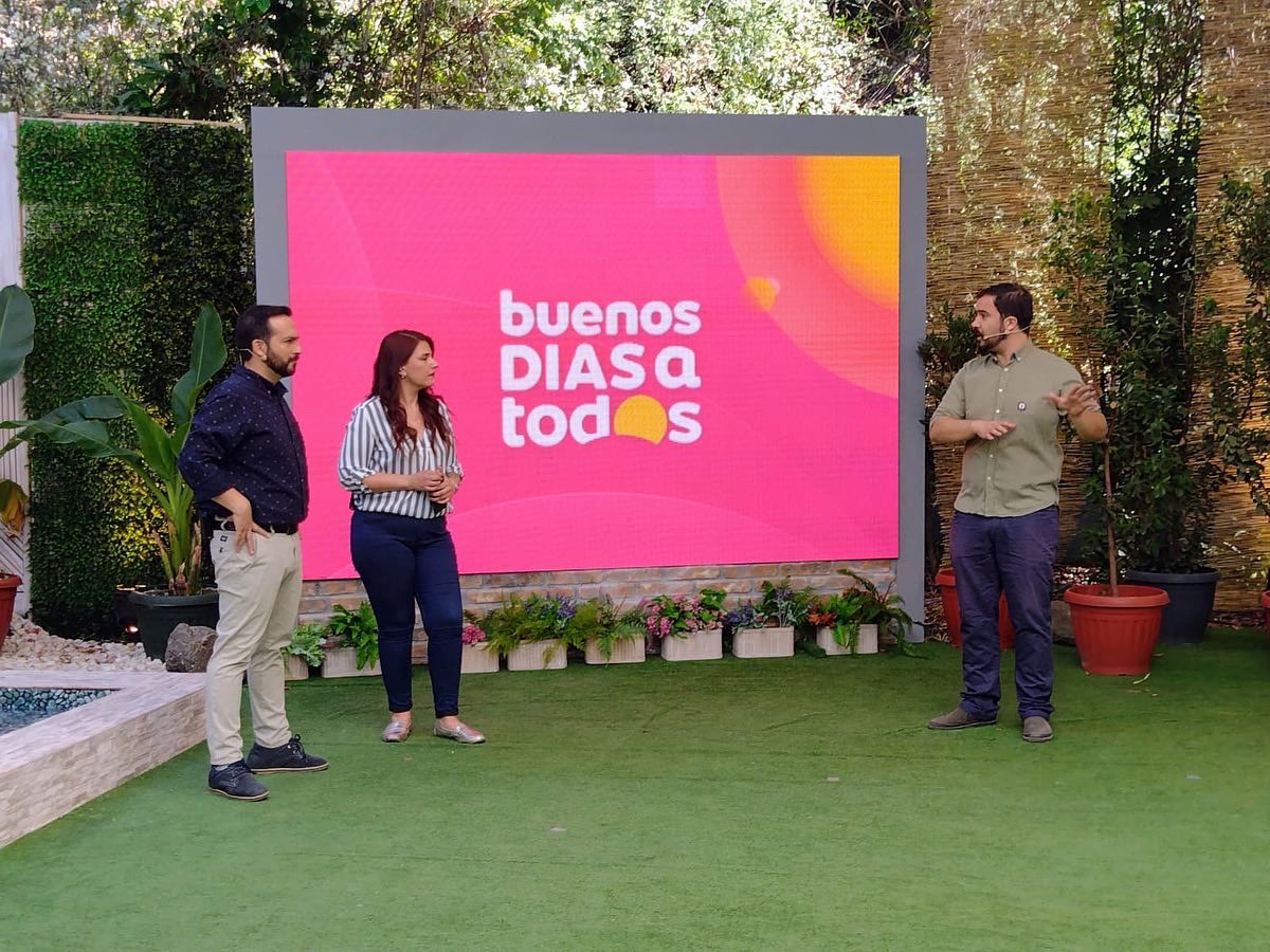 ColegioQFyBQ's tweet photo. AHORA: @BuenosDiasTVN “Venta de medicamentos y anticonceptivos en ferias” @jcienfuegos presidente nacional @ColegioQFyBQ se refiere a los riesgos de comprar 💊💊 en lugares no establecidos. #BuenosDiasTVN #FarmaciaCentroSalud #RespetoAlMedicamento https://t.co/8t0aw2N1mi