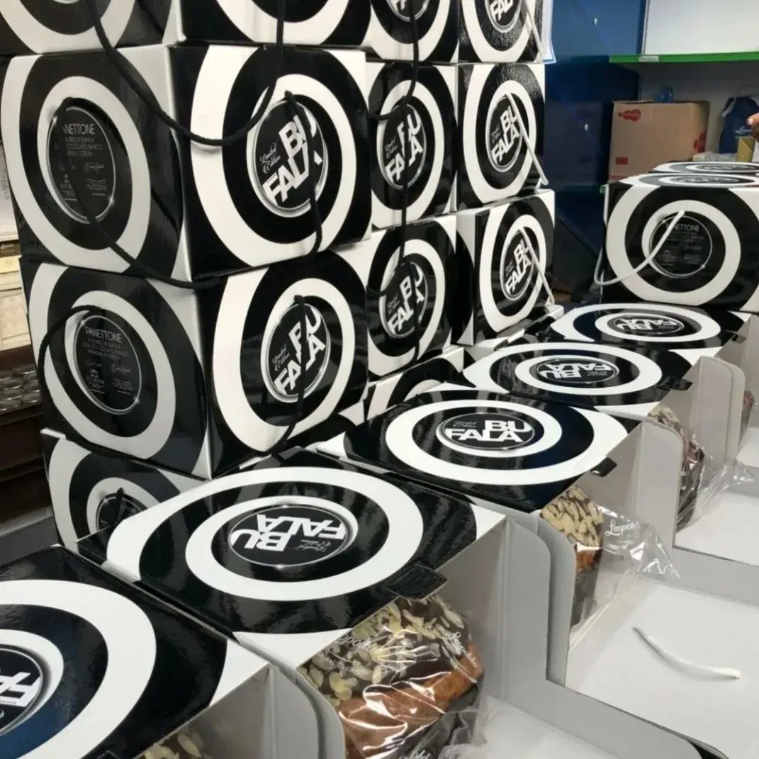 #bufala
Il #panettone con burro di bufala, mandorle cioccolato bianco e amarene speciali con crema Mou 
shop.rosannamarziale.it