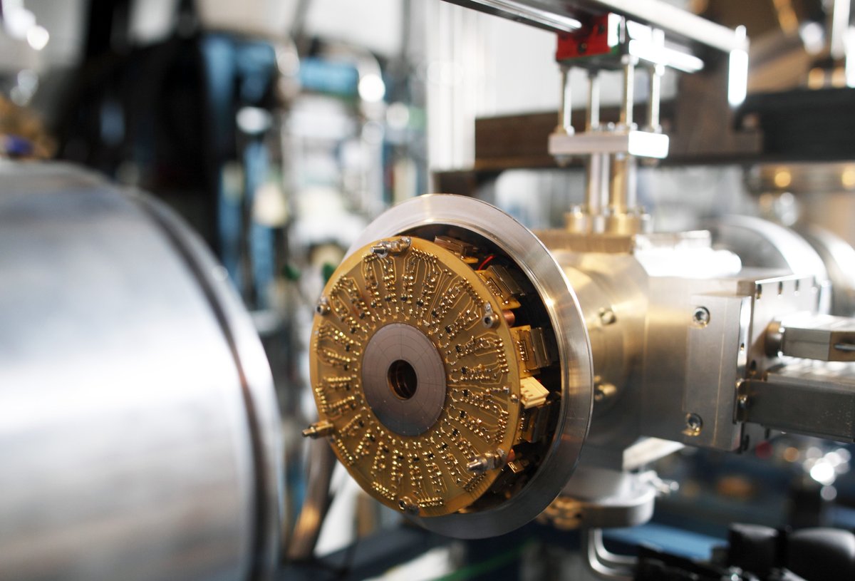 Ten years ago, @SuomenAkatemia granted funding to build SPectrometer for Electron DEtection in radioactive beam, I call it SPEDE. After some scheduling challenges, it is finally taking data with @MiniballExp at @ISOLDEatCERN. 1/2.