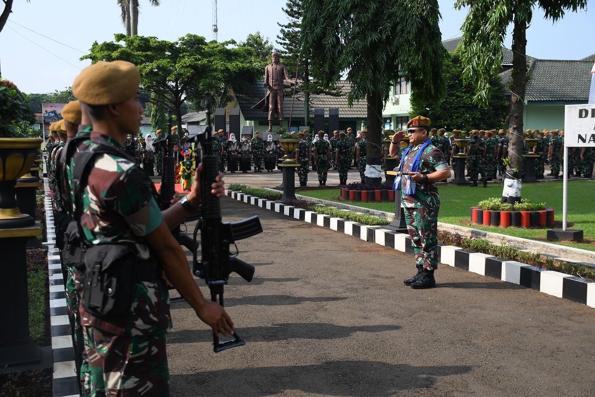 Yonarmed_7's tweet photo. Batalyon Artileri Medan 7/105 GS/Biringgalih telah menerima Kunjungan Kerja dari Danpussenarmed Mayjen TNI Yudhy Chandra Jaya, M.A. pada Senin, 28 November 2022. https://t.co/uJHM0lRI3u
