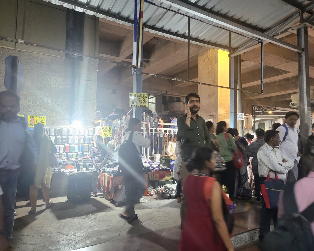 VISHALPOOJ's tweet photo. @narendramodi @AmitShah @AshwiniVaishnaw @RailMinIndia @Central_Railway @mybmc @MumbaiPolice daily lakhs of commuters face problem railway footpath is fully occupied by hawkers many complaints not a single action please do needful at earliest https://t.co/YgMQizgZIZ
