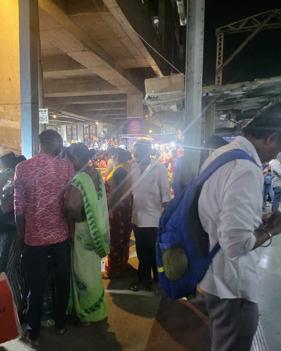 VISHALPOOJ's tweet photo. @narendramodi @AmitShah @AshwiniVaishnaw @RailMinIndia @Central_Railway @mybmc @MumbaiPolice daily lakhs of commuters face problem railway footpath is fully occupied by hawkers many complaints not a single action please do needful at earliest https://t.co/YgMQizgZIZ