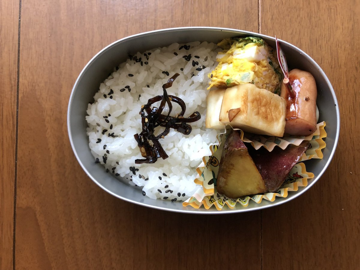 thisiskasan's tweet photo. 野菜はそっと卵焼きに…のお弁当。
#お弁当
#幼稚園弁当 https://t.co/37E1WxA2bh
