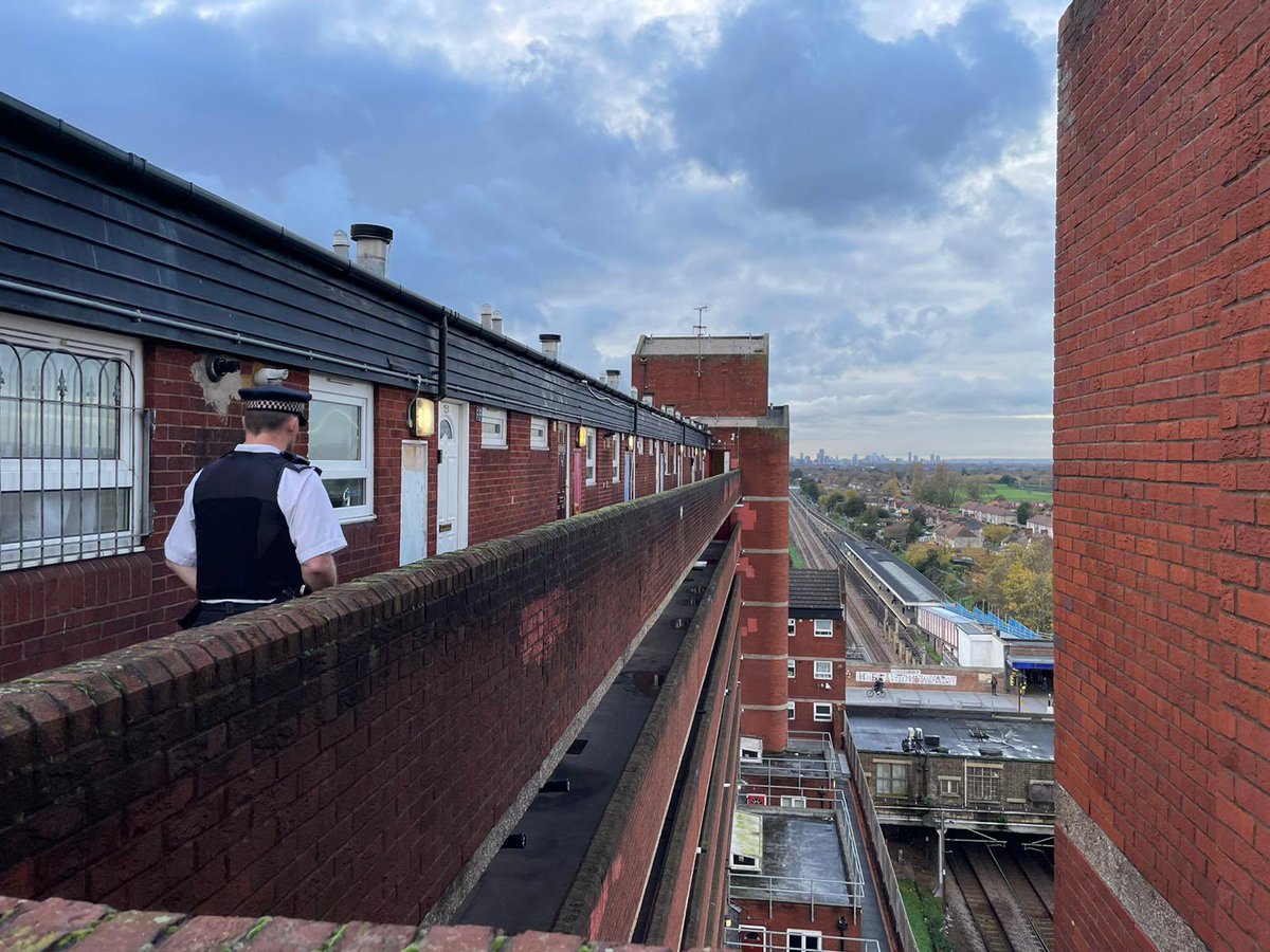 MPSBarkDag's tweet photo. Officers from #CrimeEnforcementTaskForce have again been patrolling today in #MillardTerrace in #Dagenham due to ongoing ASB. @LocalCrimeBeats @lbbdcouncil 1790EA https://t.co/ax1JTeGsOO