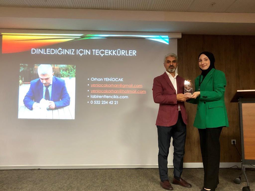 imuegitim's tweet photo. Genç Eğitimciler Topluluğu "Matematik Nerede?" konulu konferansı yazar Orhan Yeniocak'ın sunumuyla 16 Kasım 2022 tarihinde gerçekleştirdi. Konferans kapsamında matematiğin günlük hayatta nerelerde olduğu, matematiğin derinliği gibi konulardan bahsedildi. https://t.co/6atPjzUPiK