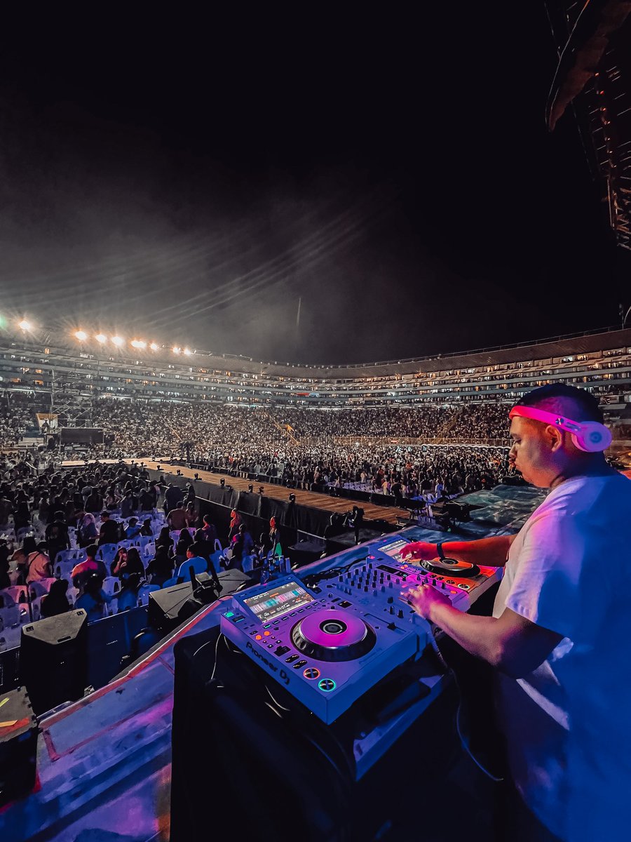 mikdj07's tweet photo. Siendo el Dj Line up del concierto de Bad Bunny! 😎👊 Uno más y por ahora el más grande donde he estado! https://t.co/3jzRKFshCP
