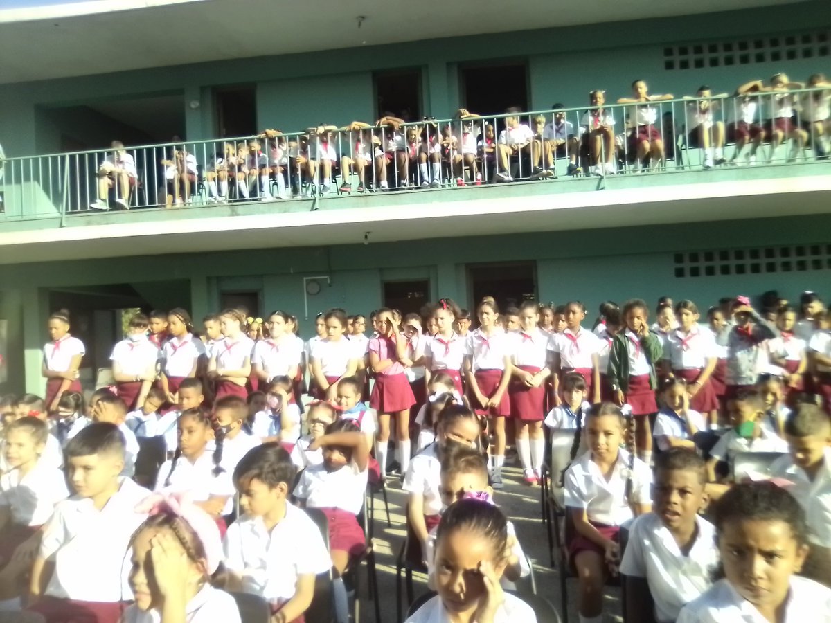 Se realiza el acto de inicio de curso en la E/P Carlos Astiazarain de la barriada de Luyano #DiezdeOctubre
#CubaPorLaVida