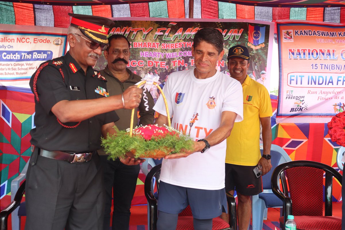 Unity_flame_run's tweet photo. The flame has reached Velur where the #day8 were concluded and flagged-in by 15 TN Bn Erode under Coimatore Gp. The #unityflamerun team was given a grand welcome.
#ekbharatshreshthabharat
@HQ_DG_NCC 
@Gen_VKSingh https://t.co/uSCDDohz5z