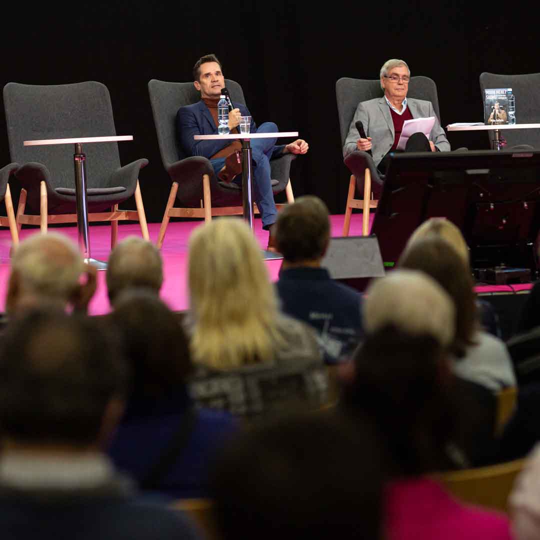 Helsingin Kirjamessujen 2022 Senaatintori- ja Hakaniemi-lavojen ohjelmia on voinut seurata verkkolipulla. Olemme jatkaneet käyttöaikaa joulukuun loppuun asti.

PS.  Vielä on myös mahdollista ostaa 10 euron lippu verkkosisältöön hubs.ly/Q01thPZk0  

Kuva: Emmi Kähkönen
