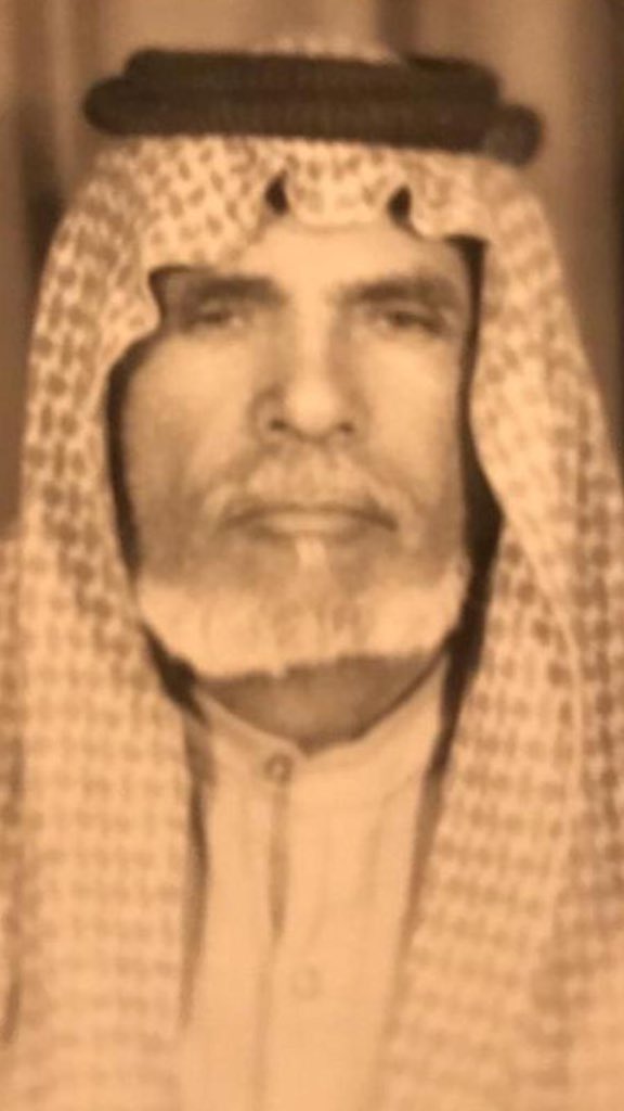 الإيثار هو أعلى درجات السخاء 
وأكمل أنواع الجود……. 
كان يوماً شديد الحر أوشك فيه حلال 
 "عبد الله المسطور"أن يهلك من شدة الظمأ،فذهب مسرعًا ليأتي له بالماء فلما جاء به فإذا بصاحب حلال يلوح له من بعيد يريد الماء لحلاله الذي كاد يهلك من الظمأ فتوجه إليه مؤثره على نفسه .
