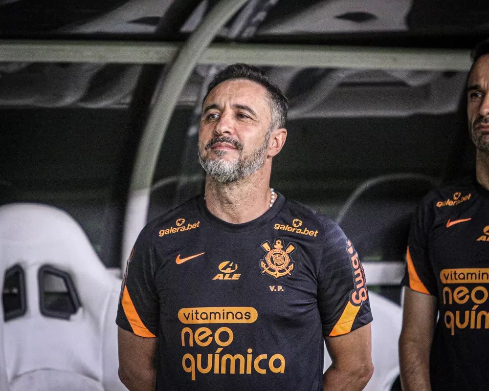 falacacto's tweet photo. Corinthias no fundo sempre soube que o Vitor Pereira usou questão familiar como desculpa para sua saída, oque eles não aceitam é ser preterido pelo Flamengo. Tudo se resume a isso.@maurocezar https://t.co/zu2Z1iUcmL