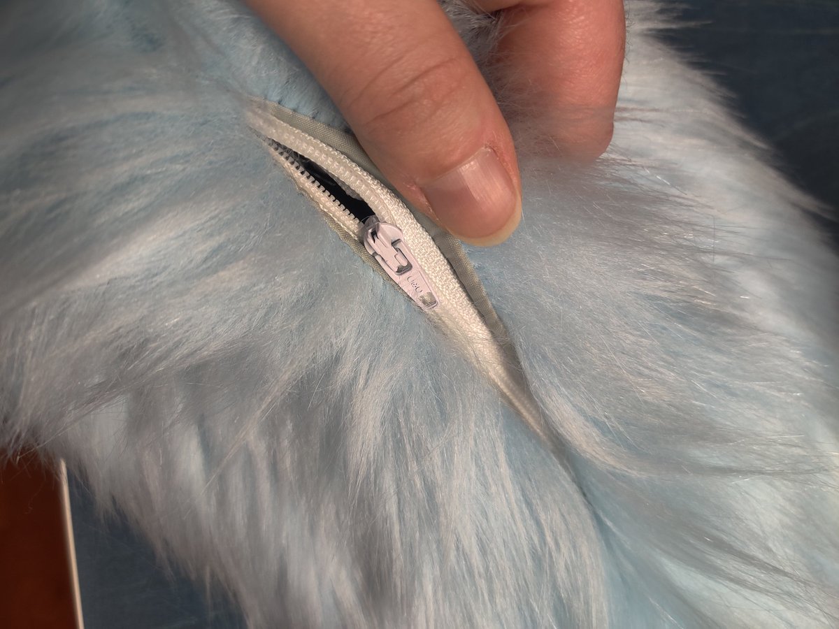 SandcatCustoms's tweet photo. Sergal tail almost complete! Just needs it's end cap/belt loops done 😊 Super proud of this zipper installation for removing the stuffing for washing! https://t.co/MWUmRYpv4R
