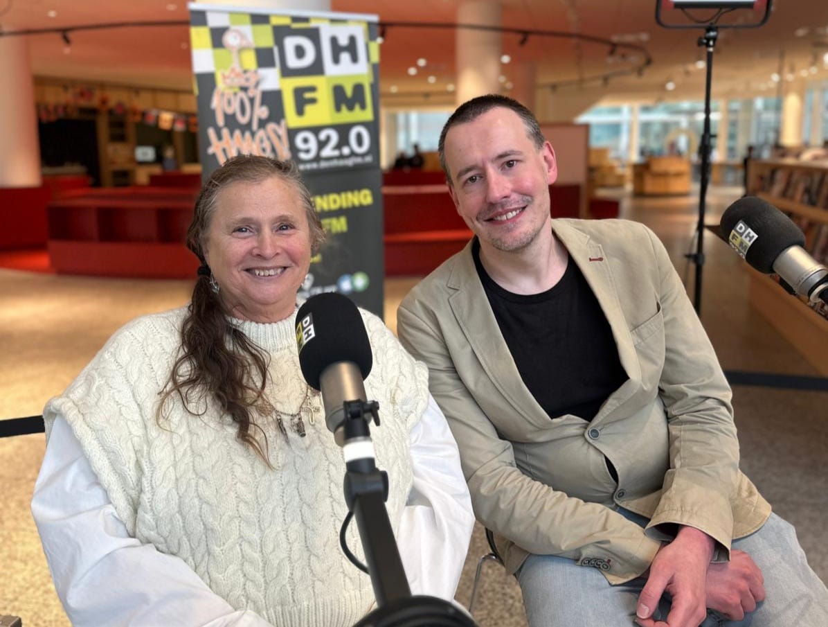 Vanmorgen vertelden onze taalambassadeur Rosetta en projectmedewerker Armand op <a href="/DenHaagFM/">Den Haag FM</a> over de #Haagsetaalstrijd, die morgenochtend begint. Je volgt de Taalstrijd live vanaf 9:15 uur via <a href="/DenHaagTV/">Den Haag TV</a>. Kijk je mee?😁 #lezenenschrijven #directduidelijk