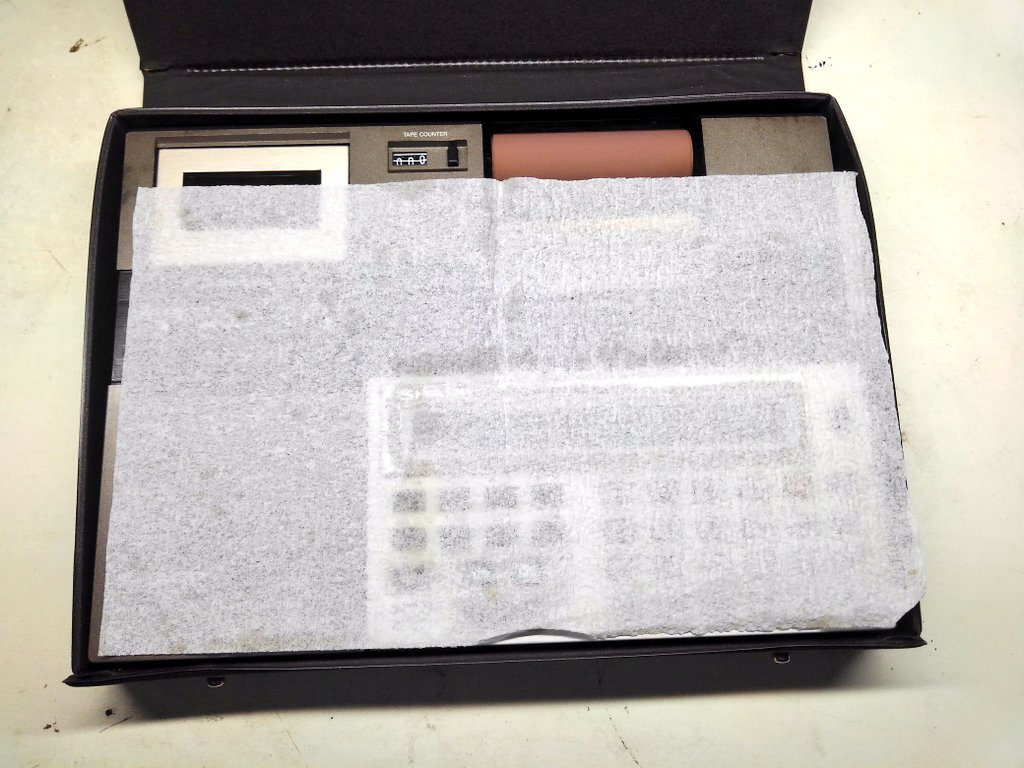 toshitada1973's tweet photo. シャープのポケコンケースは、ほぼ例外なく経年で変な液体が染みでてくるよね…キムワイプを挟んでおくと固着は防げるけど、根本的な解決にはならないか…。
#PC1252 #CE152 https://t.co/Pn4Bmks5Rd