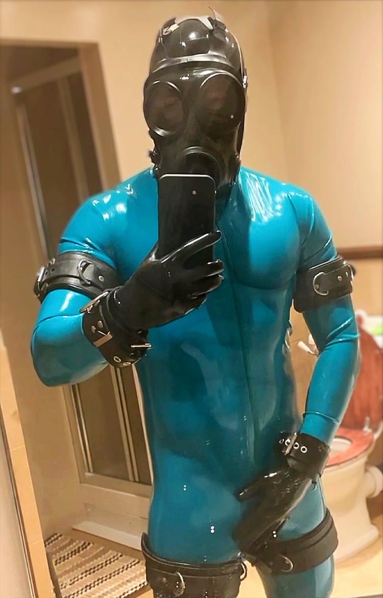 glossfit's tweet photo. #RubberDrones love #Gasmaskmonday https://t.co/eACn3RQS9j