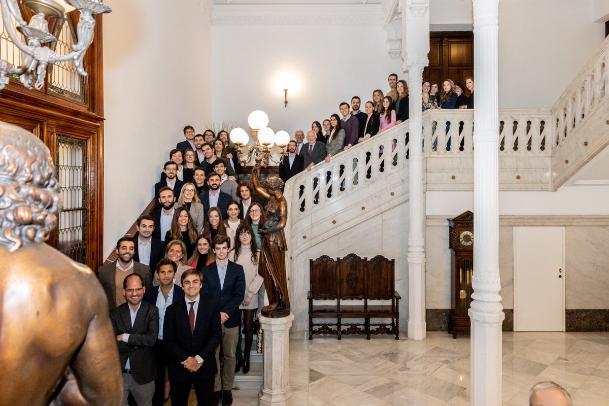 Compartimos una fotografía para el recuerdo: los #NuevosNotarios2022 en la escalera <a href="/ColNotMad/">Colegio Notarial de Madrid</a>. 

Hace unos meses estos jóvenes subían nerviosos por ella para enfrentarse a la Oposición; ahora, concluido el curso de práctica notarial, posan felices: Nihil Prius Fide. Enhorabuena!