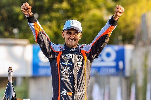 ¡Hoy damos la enhorabuena a <a href="/mazconaoficial/">Mikel Azcona</a>, campeón del mundo de turismos! 🏆

Mikel pasó por nuestra escuela y estamos muy orgullosos de todo lo que está logrando 💪🏼

La primera foto fue tomada en 2010 por <a href="/vila1988/">Vicente Vila</a>, un año en el que Azcona fue tercero en la categoría KF3 👏🏼