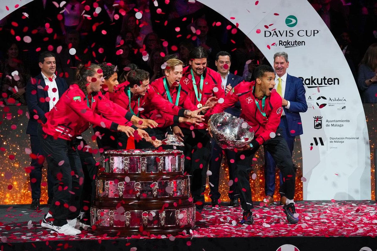 felixtennis's tweet photo. 🇨🇦🏆 WORLD CHAMPIONS 🏆🇨🇦
An absolute DREAM come true to win with these guys by my side 🙌🏽❤️🤯
No words…memories for a lifetime.

📸: Martin Sidorjak/Tennis Canada | Fran Santiago | Jorge Guerrero https://t.co/ax0aHFmJV4