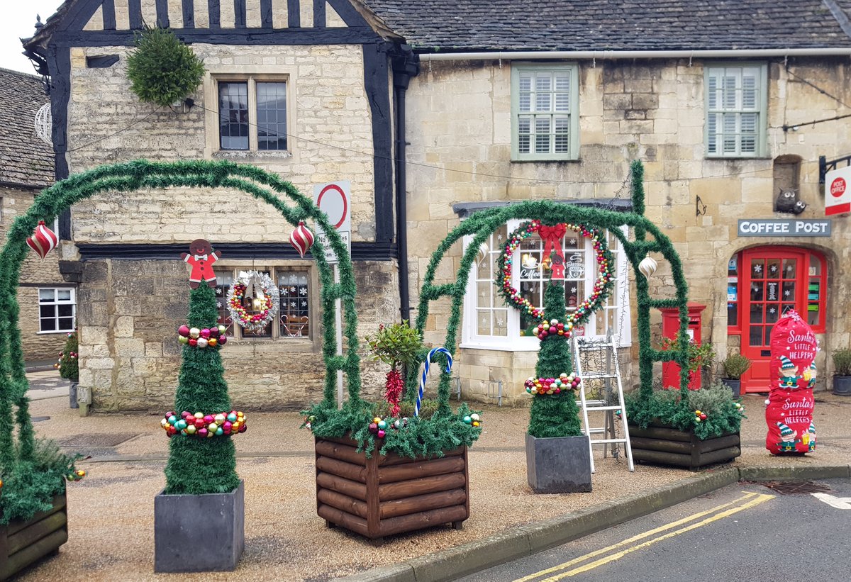 ChrisARoberts's tweet photo. #Fairford Market Place is looking very festive with a fabulous display of #Christmas decorations, tinsel and baubles thanks to the creative work of #TheCoffeePost owner, #MaxineHastings, her family & staff at the popular post office/coffee shop. #Cotswolds #coffeeshop #postoffice https://t.co/XJt5Opo2Xh