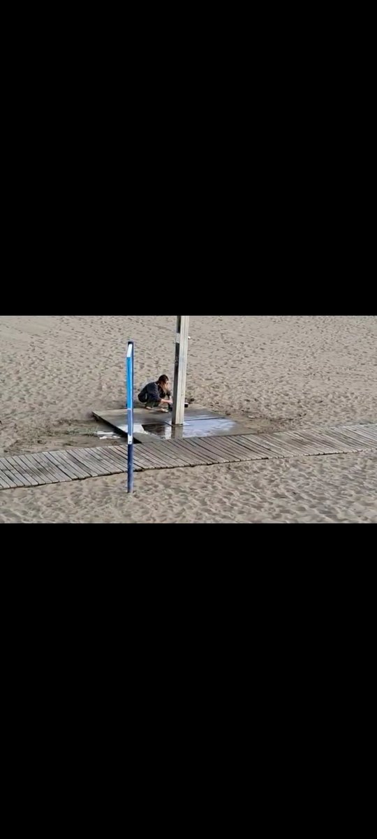 EnriqueHBento's tweet photo. Así comienza el día en la playa de Las Alcaravaneras. Limpiando los cacharros... La semana pasada contamos una quincena de casetas acampadas en la playa; hoy, son más de veinte.¿Qué piensa hacer el @ayuntamientoLPA?
Las Palmas de Gran Canaria, ciudad sin Ley. https://t.co/M0kpaCDPH4