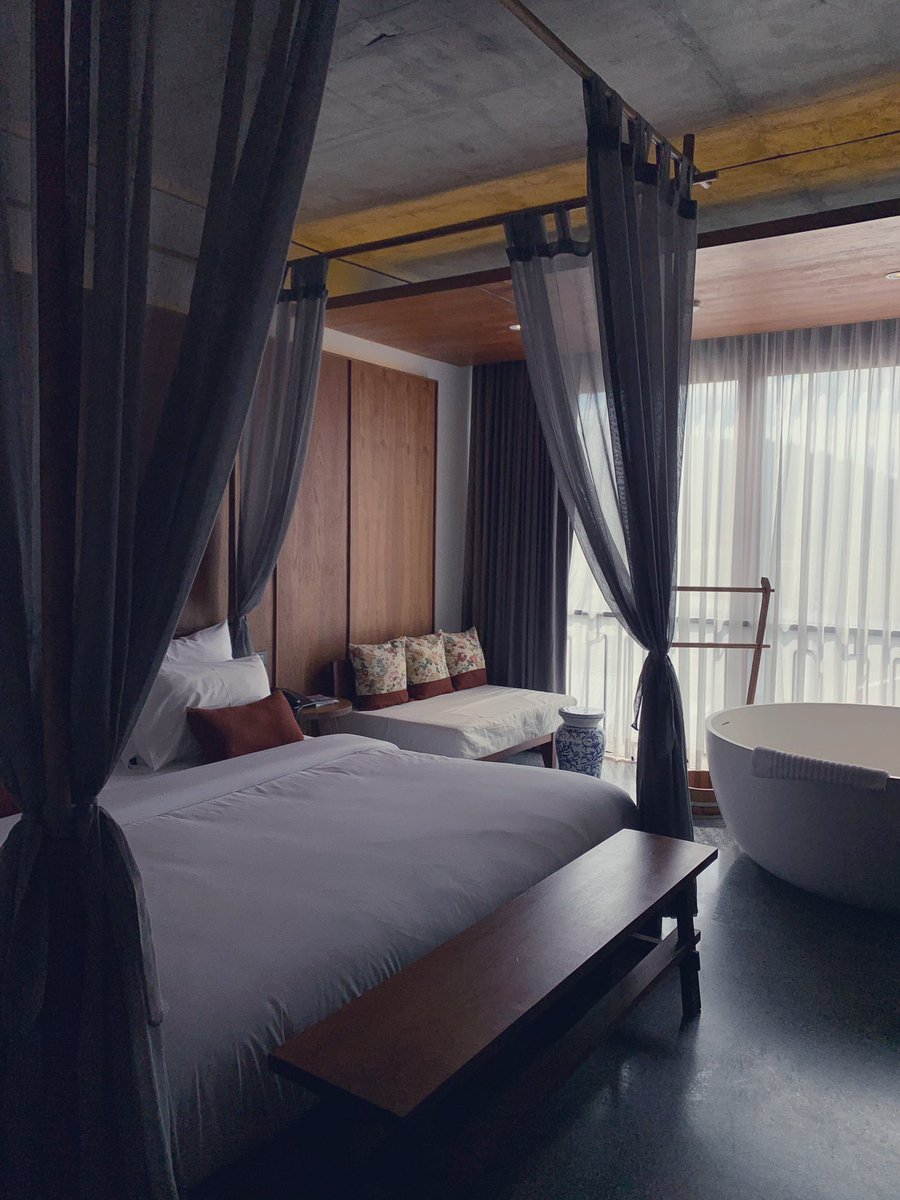 YouGottaGoTH's tweet photo. ใครที่กำลังแพลนจะมาเที่ยวเขาหลัก เกาะสิมิลัน อยากให้ลองมาพักที่ Hotel Gahn เราชอบที่นี่มาก โรงแรมบูทีคขนาดเล็กๆ ที่เต็มไปด้วยดีเทลแห่งความใส่ใจ และสีสันของความทรงจำในอดีต เรามาแถวนี้กี่ครั้งก็จะเลือกพักที่นี่เสม��ถ้ามีโอกาส คุณแม่เจ้าของ รร. น่ารักมาก ทำอาหารอร��อยมากด้วย https://t.co/gujf392AEA