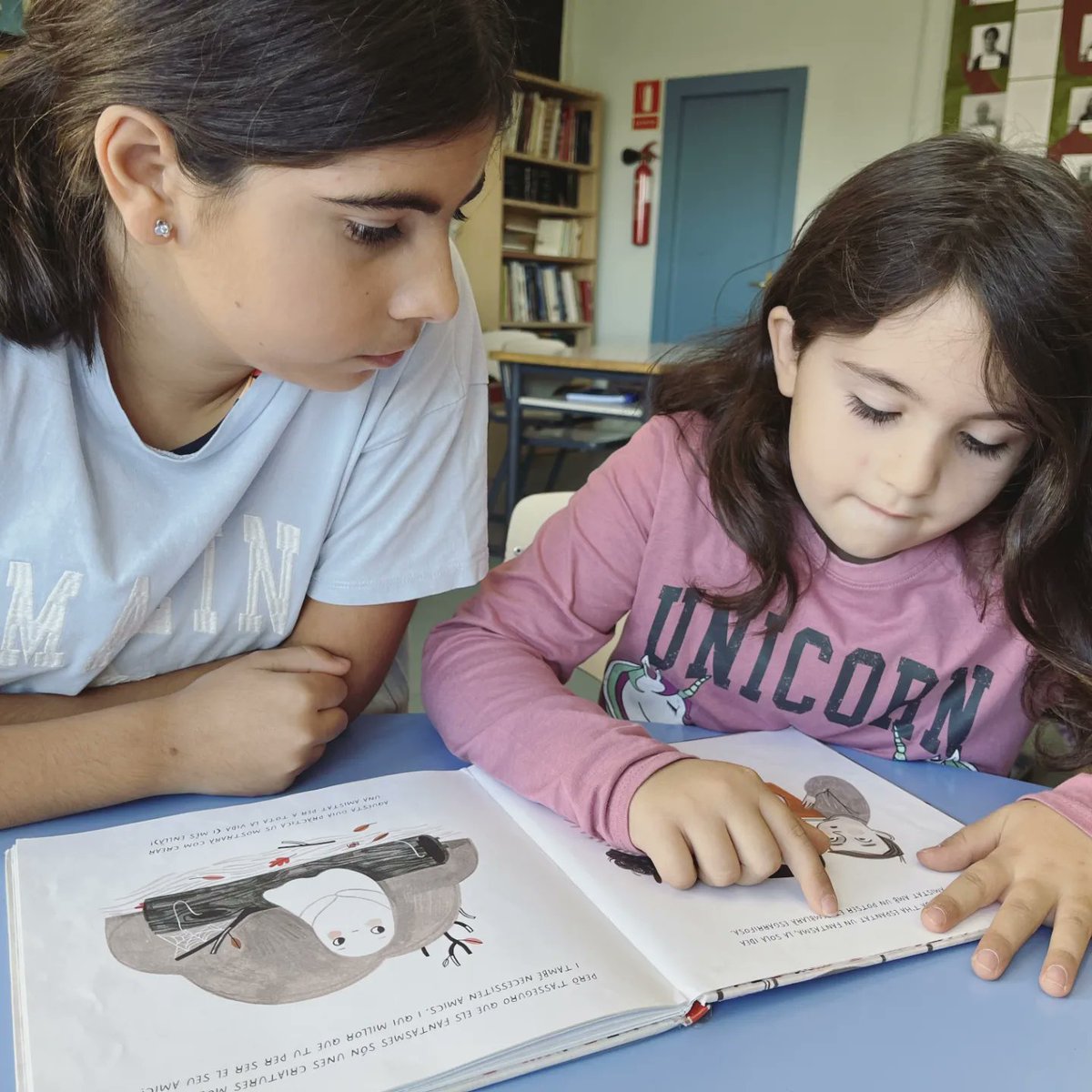 EscolaElPuig's tweet photo. Reprenem moments d'aprenentatge compartit com les estones de lectura entre la classe de les Ginesteres i del Mas Manader. Estones on, entre contes llibres i històries, ens descobrim uns als altres i anem teixint relacions que perduraran. La màgia del donar i del rebre. https://t.co/GHZcA8kuql