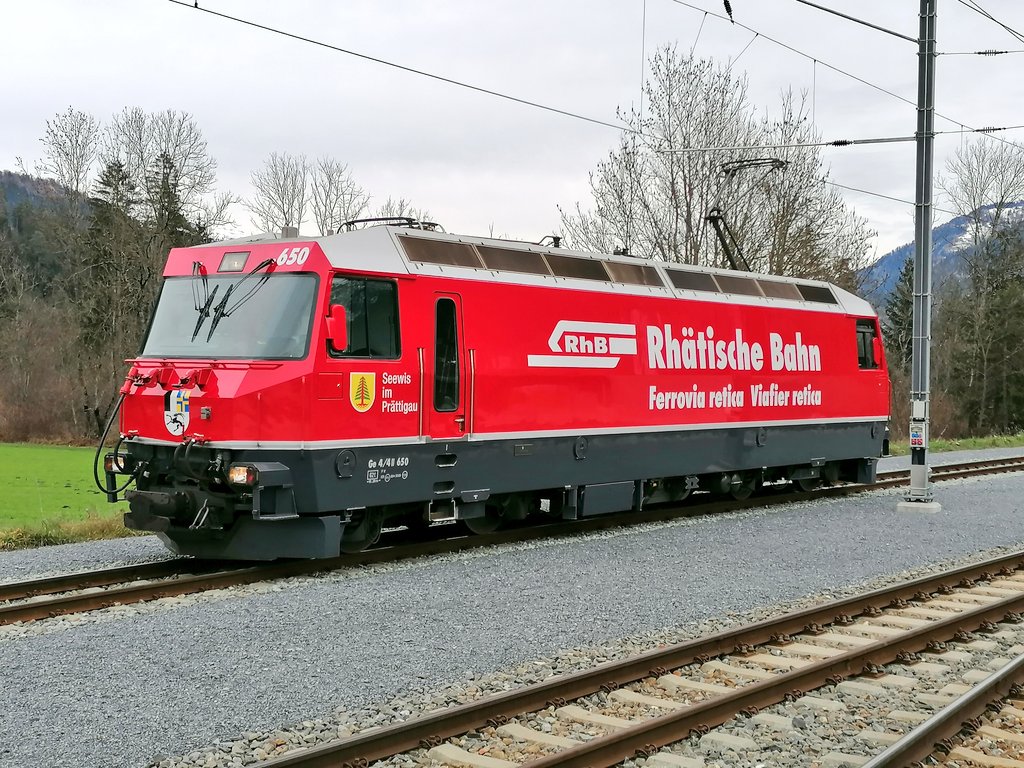 baehnlifahrer's tweet photo. Ausserplanmässig kam die Ge 4/4 III heute vor dem Valser-Zug zum Einsatz. 650 wartet im Stumpengleis in Ilanz auf die Rückleistung 5732 nach Untervaz-Trimmis. #rhätischebahn #rhaetiansensation #graubünden #rhaetianrailway #ilanz #valser https://t.co/BDH8H5p5nc