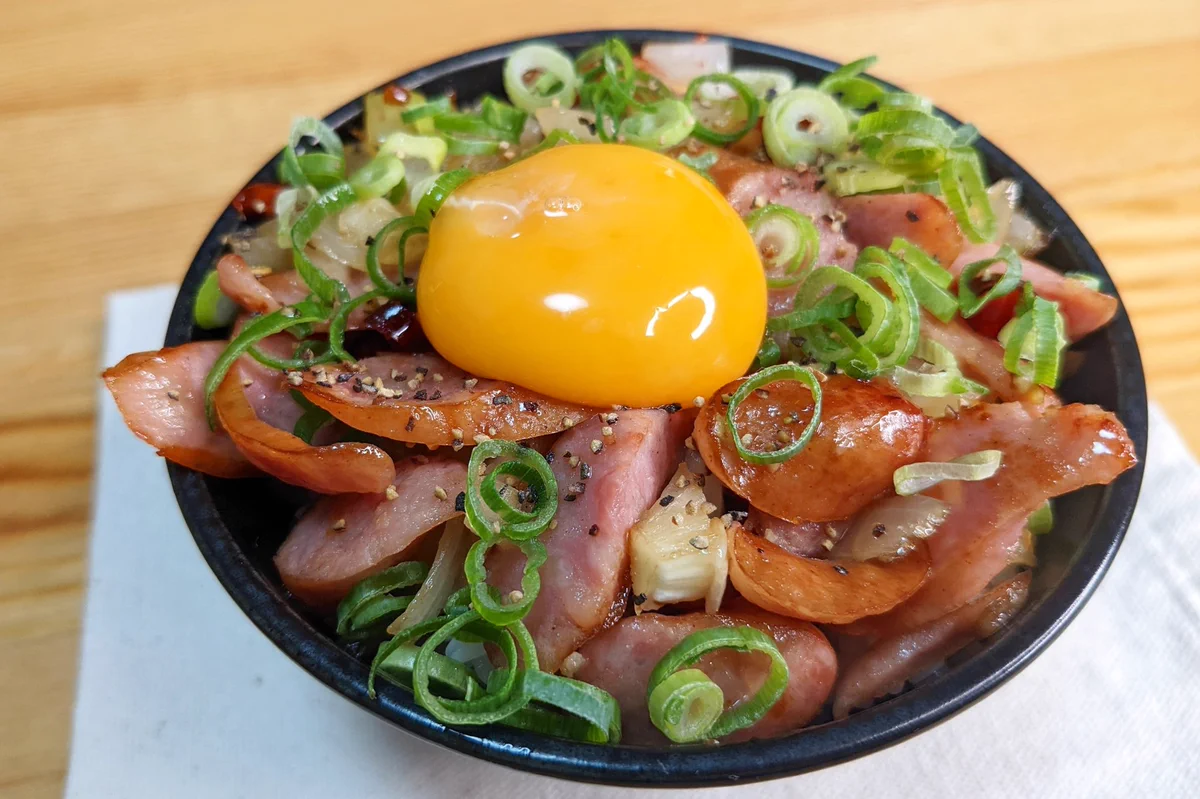 ガッツリ食べたい時におすすめ。「ネギたま和風ペペロン丼」。