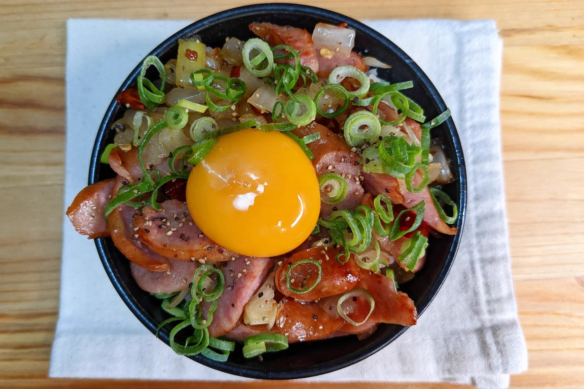 ガッツリ食べたい時におすすめ。「ネギたま和風ペペロン丼」。