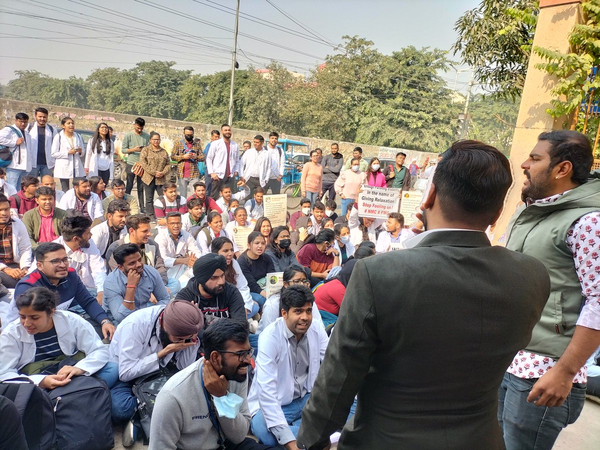 Indian__doctor's tweet photo. #PROTEST
FMG graduates are protesting against @NMC_IND
New rule of 2yrs internship for 🇮🇳 #FMGs!

Many colleges are still not providing stipend,
Instead of solving matter,@NMC_IND are trying to create more burden on young doctors
@PMOIndia
#FMGE #MedTwitter #fmgs_degree_at_stake https://t.co/gwHcG8HaQS