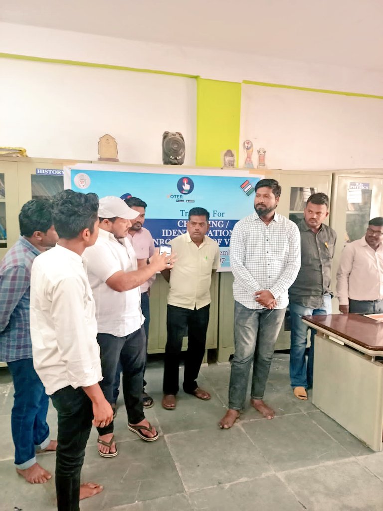 syedkhalid4488's tweet photo. Trained Students of Millath ITI for Checking, Identification and Enrollment of New Voters at Millath Campus, Davangere South Assembly.
Students will go door to door till last date of Enrollment
#Enrollmentprogram https://t.co/fi4TNL2Mcy