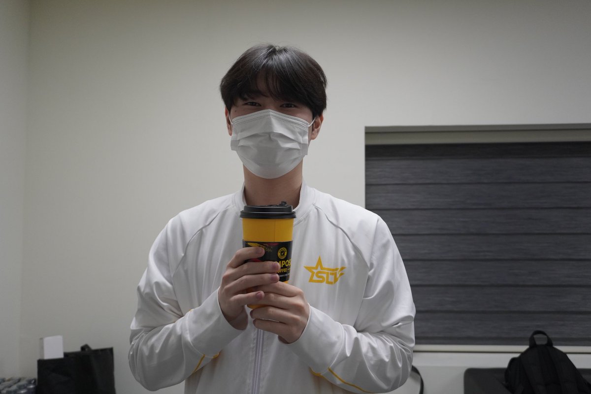 SLT_eSports's tweet photo. 금일 경기를 위해 SLT 오버워치 팀에게 음료 준비해 주신 팬분들 정말 감사드립니다! 👏

시원하게 마시고 힘내서 오늘 경기 승리 가져올 수 있도록 최선을 다하겠습니다!

#SLT #OW #SLTWIN #ShineLikeSLT https://t.co/3kIsSdqwFJ