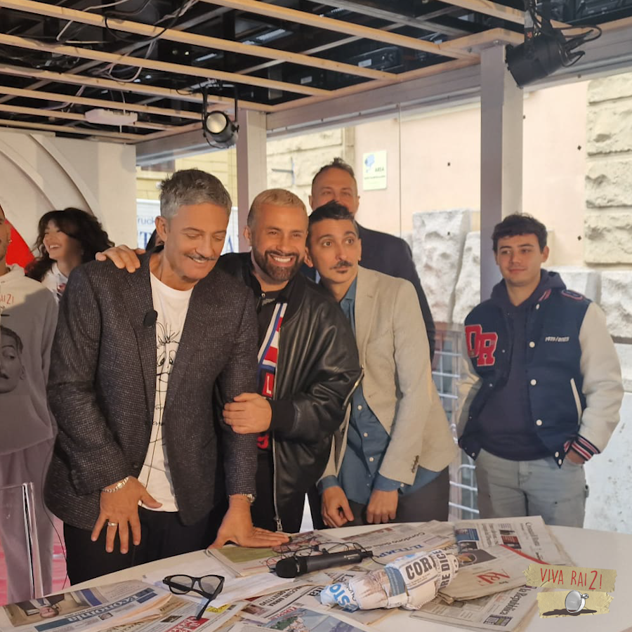 ViVaRai2Off's tweet photo. Il backstage delle foto di famiglia di #VivaRai2! E manca qualcuno 👀

Segui la conferenza stampa con @Fiorello in diretta streaming ▶ https://t.co/q6jzPZtNyV https://t.co/SKN5QhwGxL