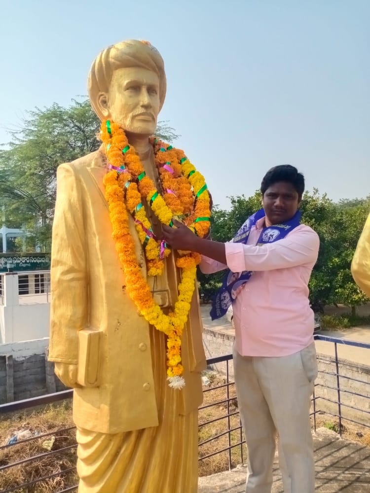 kommu9282's tweet photo. ఈరోజు నాగార్జునసాగర్ నియోజకవర్గం పెద్దవూర మండల కేంద్రంలో మహాత్మా జ్యోతిబా పూలే 132వ వర్ధంతి వేడుకలు జరుపుకోవడం జరిగింది ఈకార్యక్రమంలో నియోజకవర్గ ఇన్చార్జ్ ఆదిమల్ల వెంకటేశ్వర్లు ఉపాధ్యక్షులు బత్తుల ప్రసాద్ గుర్రంపొడు మండల అధ్యక్షులు కొమ్ము రమేష్ పాల్గొనడం జరిగింది https://t.co/yHmYssp8o4