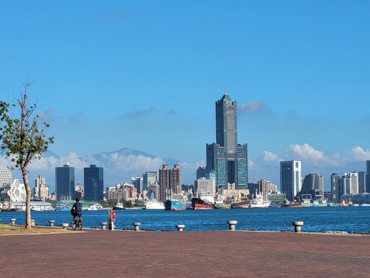 JerWeio's tweet photo. 今天超暖
秋冬難得見到的北大武山

#高雄 #高雄港
#s21fe #暖市 https://t.co/ePioOWEFE1