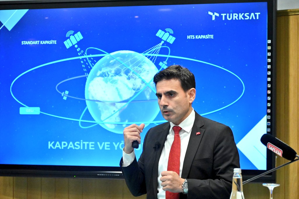 turksat's tweet photo. Genel Müdür Yardımcımız Dr. Selman Demirel, @rtukkurumsal'ın 'Eğitim ve Vizyon Günleri'nde değişen yayın teknolojilerine yönelik "#Yayıncılık ve #Türksat" sunumunu gerçekleştirdi. https://t.co/1yJ3xbT471