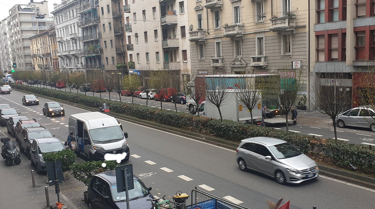 FilippoBazzoni's tweet photo. Scene di vita quotidiana: tir e furgoni su #ciclabile viale Monza a #Milano quali sono le iniziative dell'amministrazione per regolamentare il carico-scarico? Oggi a milano il #parcheggio è prioritario rispetto la #sicurezza  #stradeaperte #ciclabilichiuse https://t.co/66h8MBcRF8
