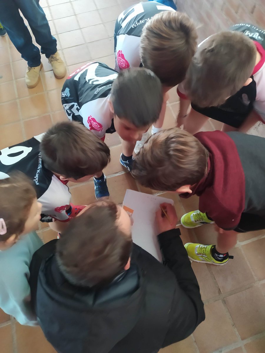 CordobadeBM's tweet photo. Esperamos que los chavales recibieran al menos un Werthers Original al final, porque tragarse toda la chapa de Mr. @Jescribolan tiene su mérito... https://t.co/5bhPxYYV0q